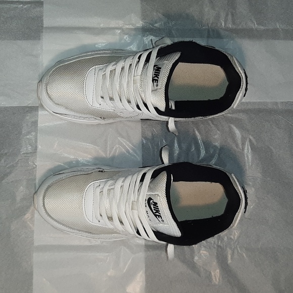 Nike Air Max 90 Retro Sneakers, 7Y = Women 8.5 = Men 7 - Picture 4 of 11